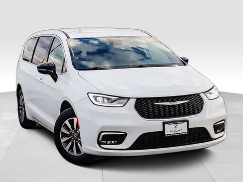 Certified 2024 Chrysler Pacifica Select image 2