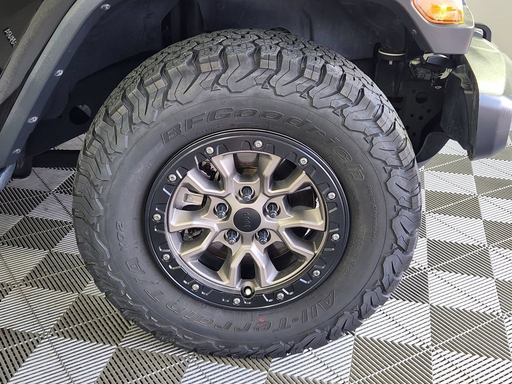 Used 2019 Jeep Wrangler Unlimited Sahara w/ Dual Top Group AWD/4WD image 9