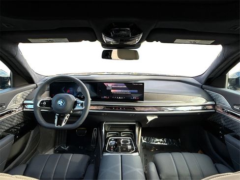 New 2025 BMW i7 xDrive60 image 28