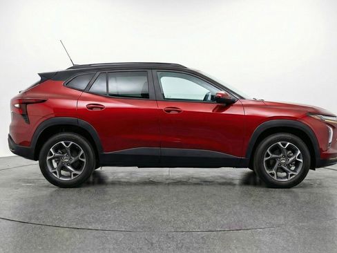 Used 2025 Chevrolet Trax LT FWD image 11
