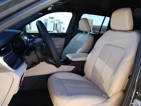 New 2025 Jeep Grand Cherokee Limited w/ Luxury Tech Group II image 12