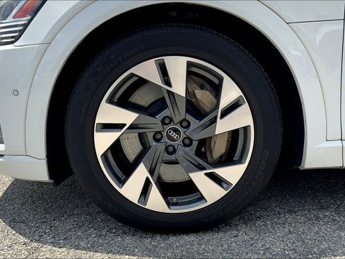 Used 2022 Audi e-tron Premium image 11