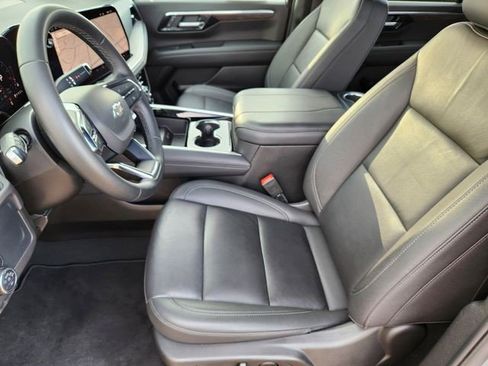 Used 2025 Chevrolet Suburban Z71 AWD/4WD image 6