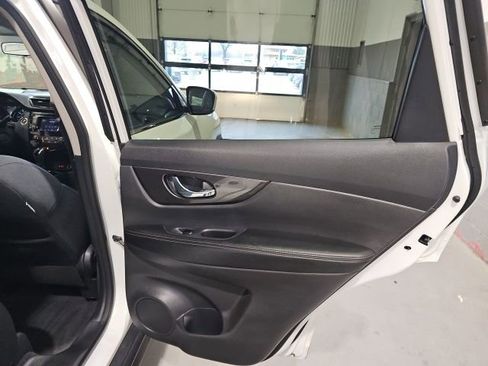 Used 2019 Nissan Rogue SV image 21