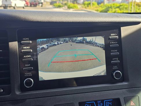Used 2019 Toyota Sienna L w/ Carpet Mat Package FWD image 17