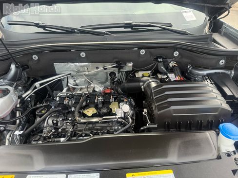 Used 2025 Volkswagen Atlas Cross Sport SE image 30