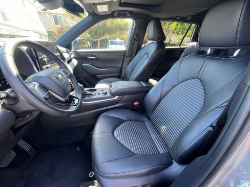 Used 2025 Toyota Highlander XSE AWD/4WD image 28