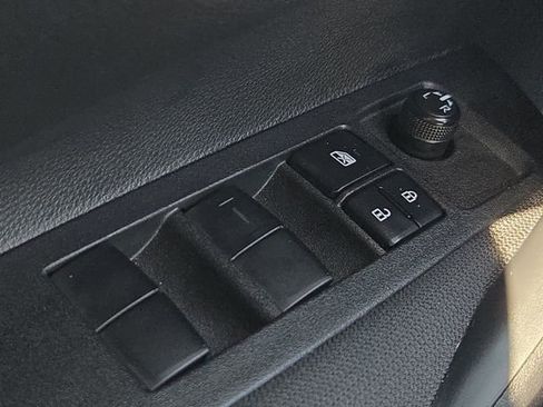 Used 2025 Toyota Corolla LE image 27