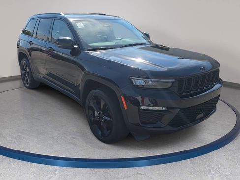 Used 2023 Jeep Grand Cherokee Limited w/ Black Appearance Package image 3