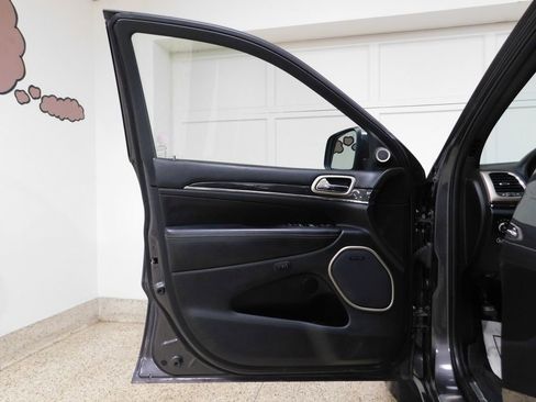 Used 2017 Jeep Grand Cherokee Overland image 26