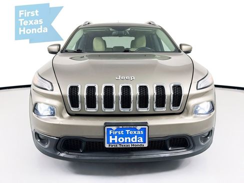 Used 2017 Jeep Cherokee Latitude w/ Comfort/Convenience Group image 2