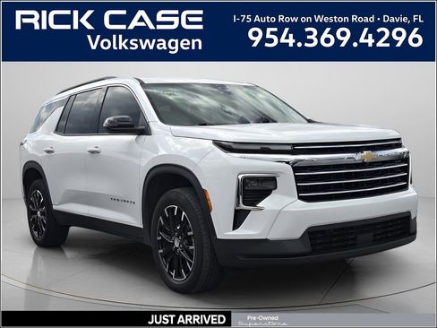 Used 2025 Chevrolet Traverse LT w/ Sun and Wheel Package FWD image 1