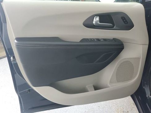 Used 2022 Chrysler Pacifica Touring-L image 18