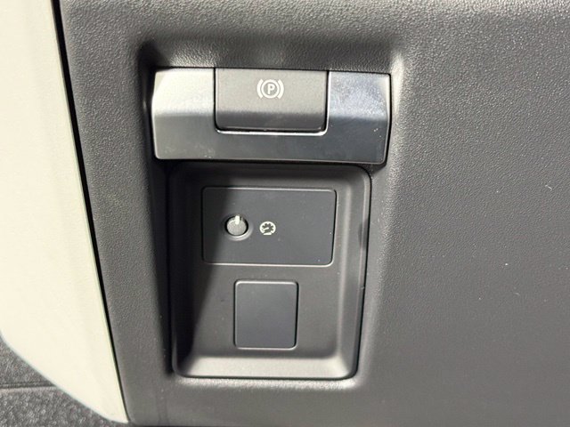 Certified 2025 Land Rover Defender 110 X-Dynamic SE AWD/4WD image 28