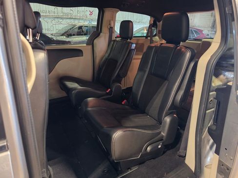 Used 2019 Dodge Grand Caravan SXT FWD image 7