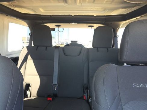 Used 2022 Jeep Wrangler Unlimited Sahara AWD/4WD image 19