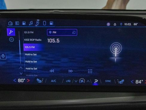 Used 2025 Chevrolet Traverse LT image 9