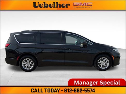 Used 2022 Chrysler Pacifica Touring-L FWD image 3