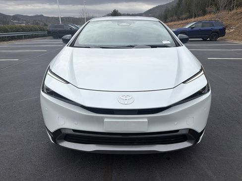 Used 2025 Toyota Prius XLE image 4