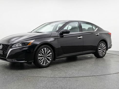 Used 2025 Nissan Altima 2.5 SV FWD image 3