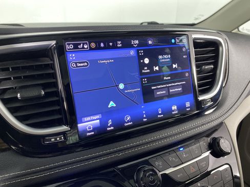 Used 2021 Chrysler Pacifica Limited w/ Uconnect Theater Family Group AWD/4WD image 38