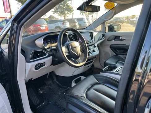 Used 2022 Chrysler Pacifica Touring-L FWD image 6