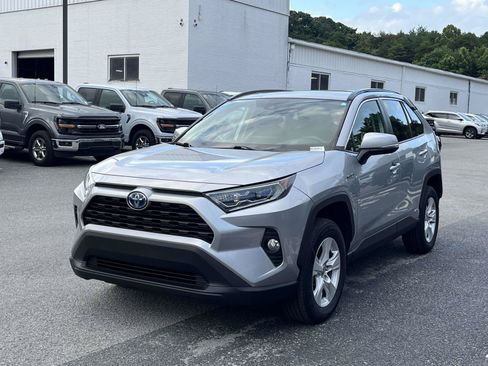 Used 2021 Toyota RAV4 XLE w/ Convenience Package AWD/4WD image 3