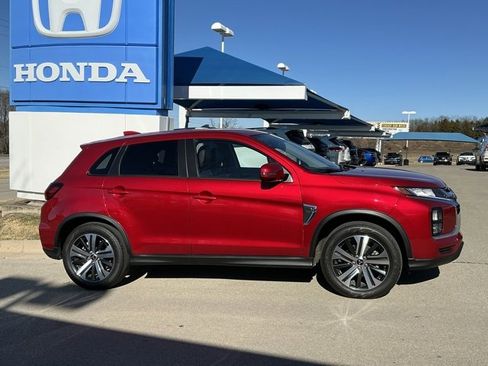 Used 2024 Mitsubishi Outlander Sport SE image 2