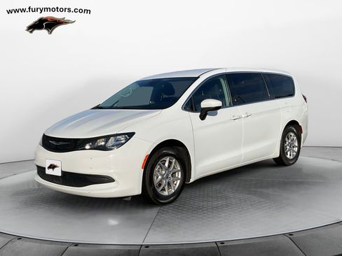 Used 2023 Chrysler Voyager LX image 7