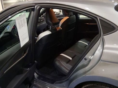 Used 2025 Toyota Camry SE w/ Convenience Package image 17