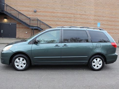 Used 2004 Toyota Sienna LE w/ LE Pkg 7 FWD image 7