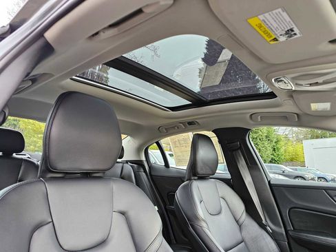 Certified 2021 Volvo S60 T6 Momentum w/ Premium Package image 11