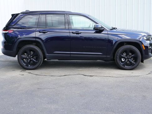 Used 2024 Jeep Grand Cherokee Limited w/ Black Appearance Package AWD/4WD image 2