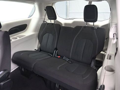 Used 2022 Chrysler Voyager LX image 26