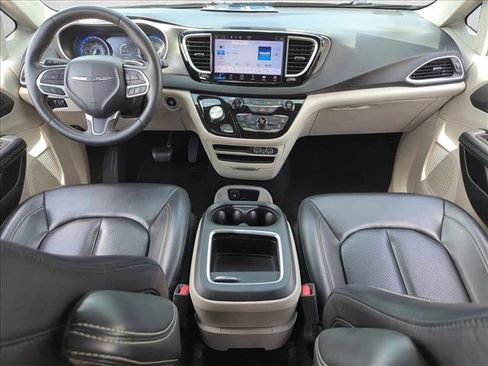 Used 2023 Chrysler Pacifica Touring-L FWD image 16
