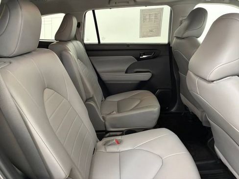 Used 2022 Toyota Highlander XLE AWD/4WD image 16