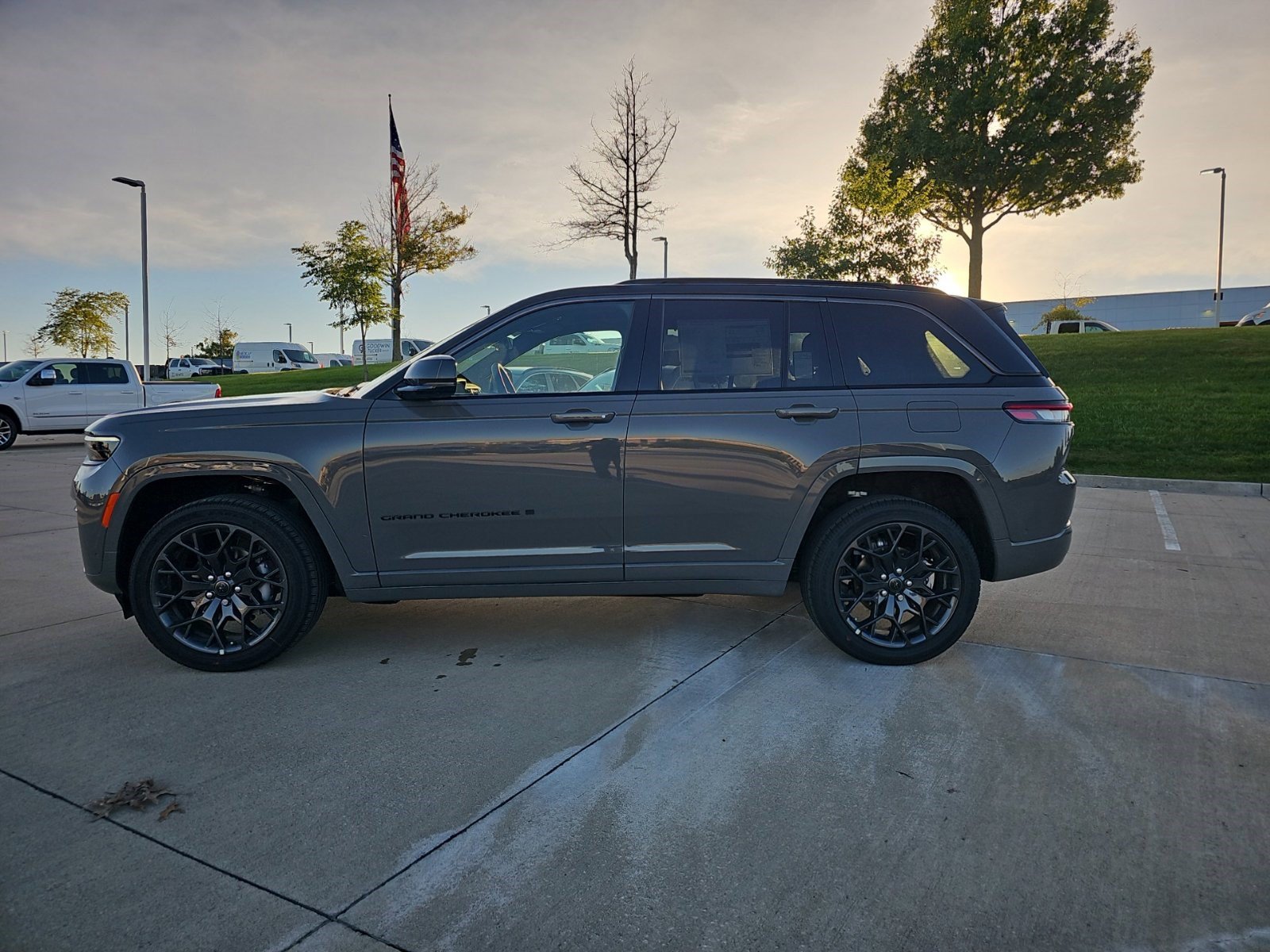 New 2027 Jeep Grand Cherokee Summit AWD/4WD image 2