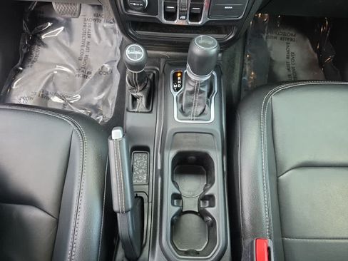 Used 2023 Jeep Wrangler Unlimited Sahara AWD/4WD image 17