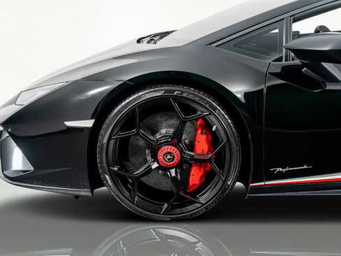 Used 2018 Lamborghini Huracan Performante AWD/4WD image 20