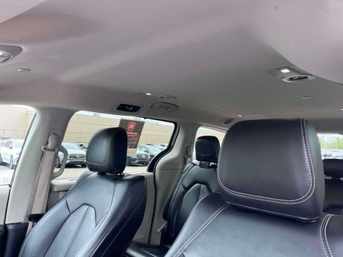 Used 2024 Chrysler Pacifica Touring-L FWD image 5