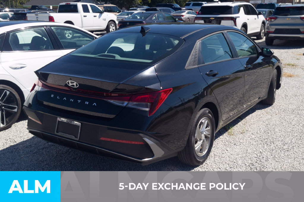 Certified 2026 Hyundai Elantra SE w/ Cargo Package FWD image 3