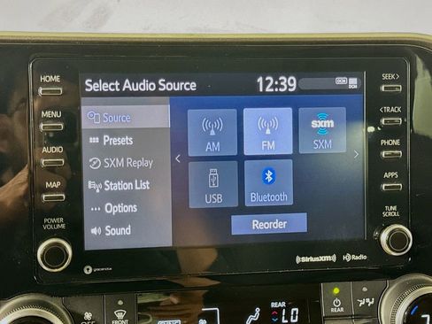 Used 2021 Toyota Highlander XLE AWD/4WD image 32