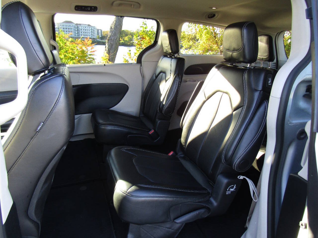 Used 2024 Chrysler Pacifica Touring-L FWD image 11