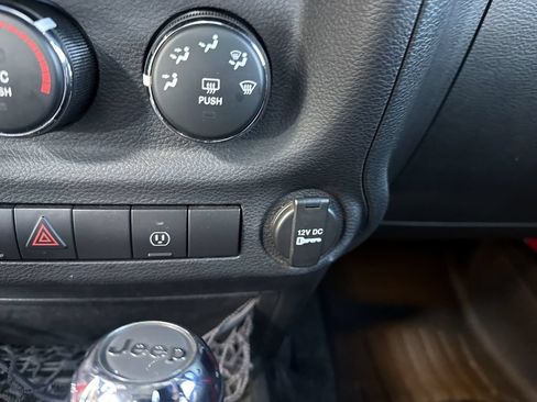 Used 2017 Jeep Wrangler Unlimited Rubicon w/ Max Tow Package AWD/4WD image 25
