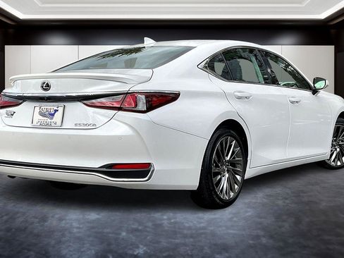 Used 2025 Lexus ES 300h w/ Luxury Package image 2