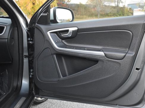 Used 2016 Volvo S60 T5 R-Design image 10