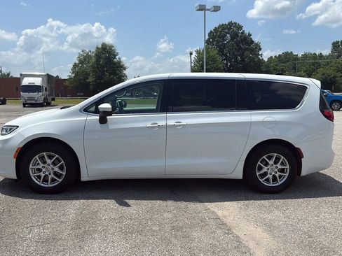 Used 2023 Chrysler Pacifica Touring-L FWD image 2