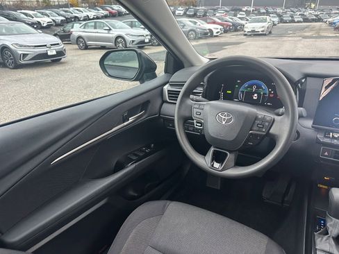 Used 2025 Toyota Camry LE image 33