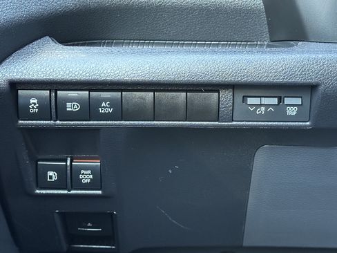 Used 2025 Toyota Sienna Limited image 44