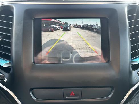 Used 2019 Jeep Cherokee Latitude w/ Popular Appearance Group AWD/4WD image 21